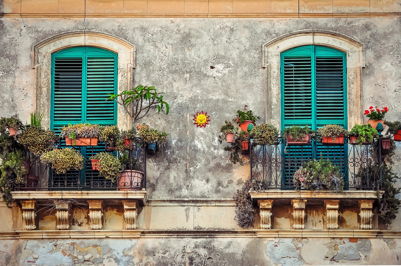 Kwiaty na balkonie – jak ożywić przestrzeń i cieszyć się pięknem natury
