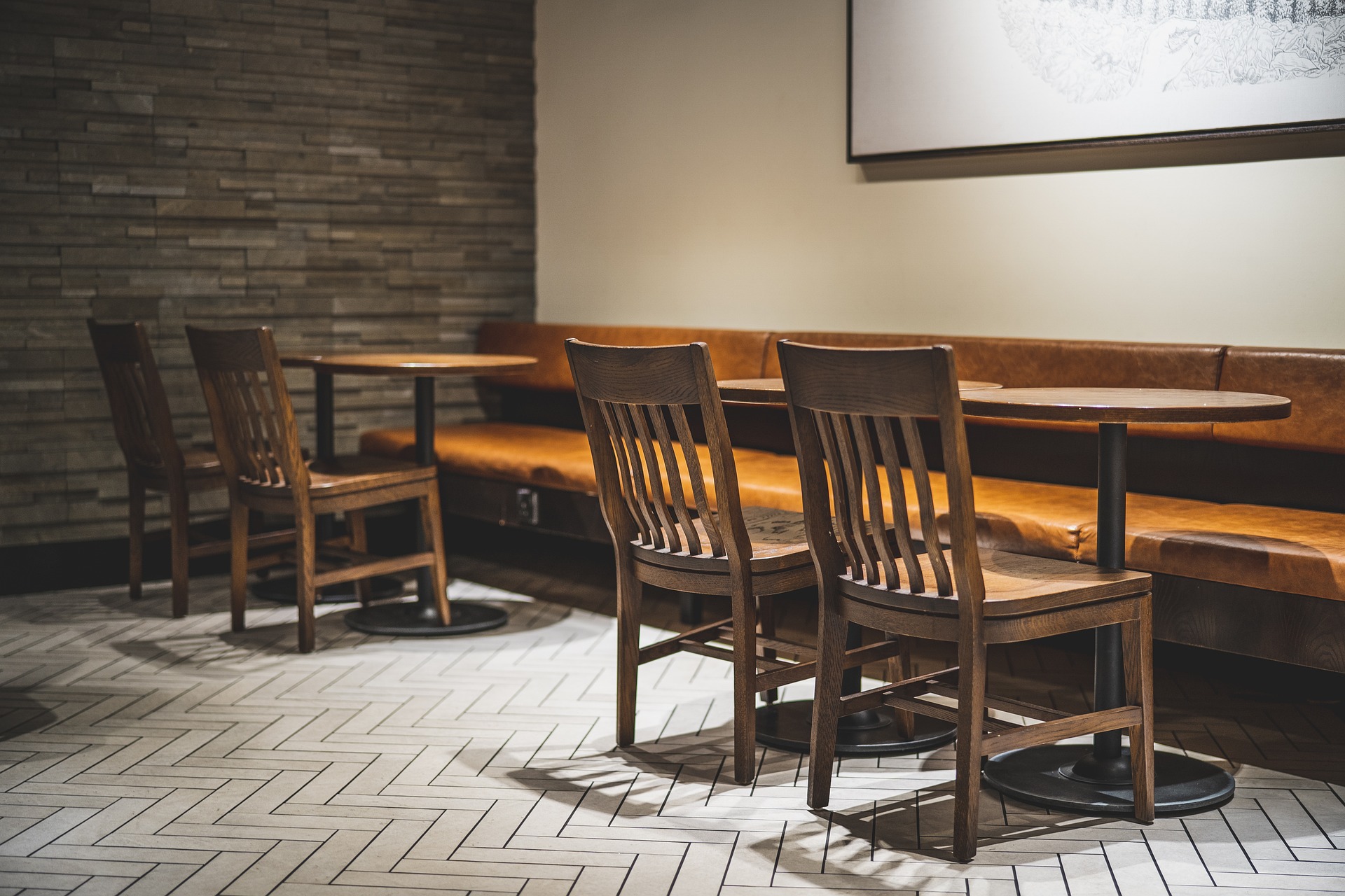 Wygodne i stylowe krzesła drewniane — wyznacznik elegancki i solidności